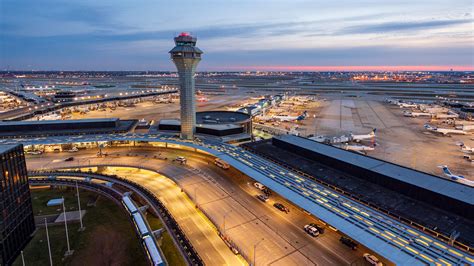 busy taxiway traffic at Chicago O’Hare with multiple United and cargo aircraft