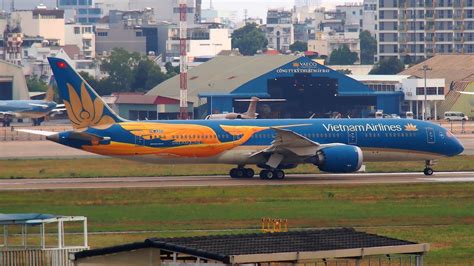 CAAV inspectors examine Vietnam Airlines Boeing 787 and Airbus A321 after taxiway collision