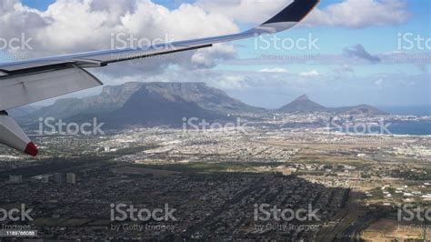 Cape Town Table Mountain with Boeing 787-9 silhouette on approach
