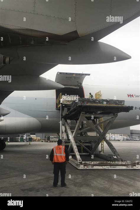 cathay pacific boeing 747 freighter loading operations