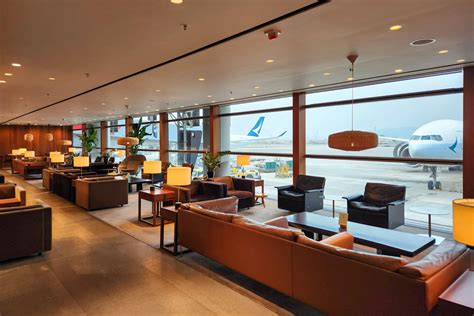 cathay pacific pier lounge hong kong runway view