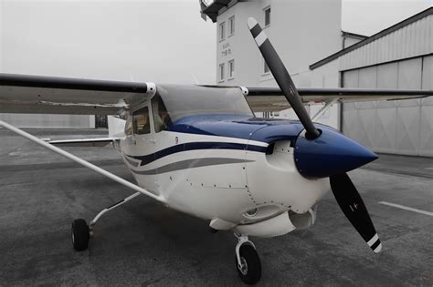 Cessna 172RG Cutlass RG with retractable gear in flight