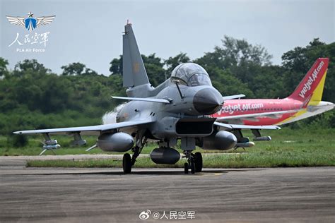Chinese J-10C performing high-G maneuvers during Airshow China in Zhuhai
