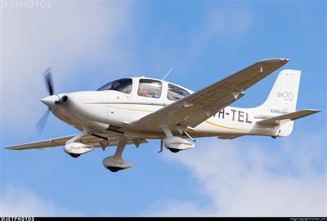 Cirrus SR20 in a flight school environment