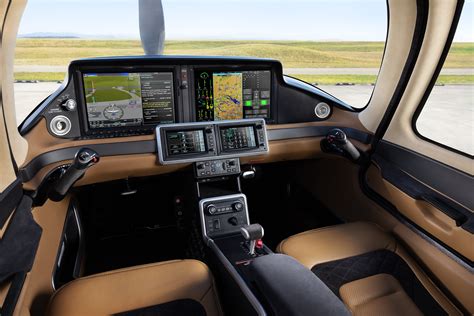 cirrus sr20 on taxiway