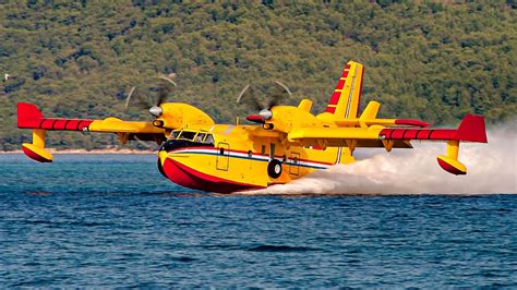cl-415 low altitude water drop wildfire frontline