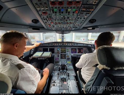 cockpit crew using CPDLC communication during oceanic flight