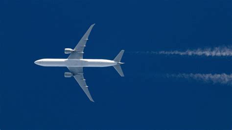 commercial jet encountering clear air turbulence above jet stream
