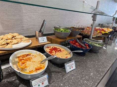 crowded delta sky club lounge showing packed buffet and lines