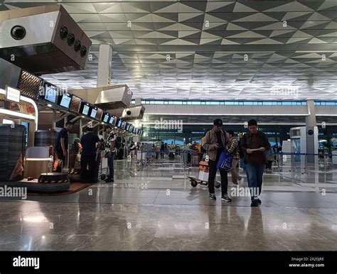 crowded low cost airline boarding gate passengers carrying cabin bags