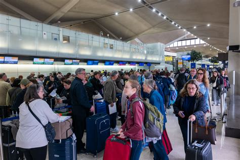 crowded terminal at Newark Liberty with United Airlines delays