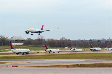 Delta Air Lines aircraft lined up at Minneapolis–St. Paul International Airport