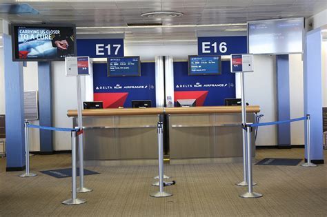 delta air lines boarding gate holiday season decorations busy terminal