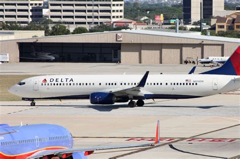 Delta Air Lines boeing 737 at portland airport
