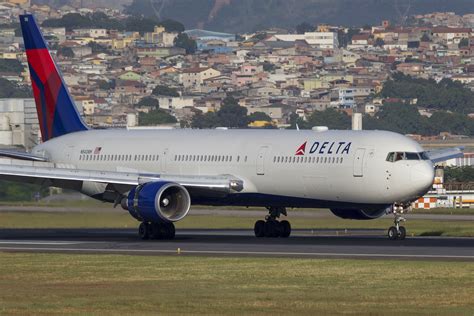 Delta Air Lines Boeing 767-400ER on final approach at Rio de Janeiro/Galeão International Airport