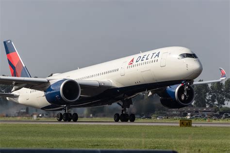 Delta Air Lines Boeing 787-10 in flight livery close-up