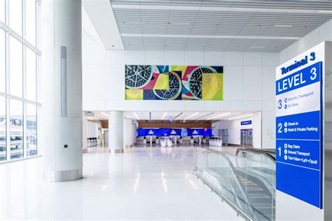 delta air lines terminal 3 lax with construction and passengers boarding