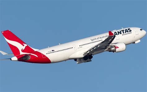Delta Airbus A330 taking off from Detroit Metropolitan Airport