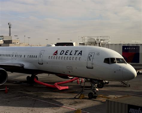 delta boeing 757 aircraft profile mid-air emergency response systems