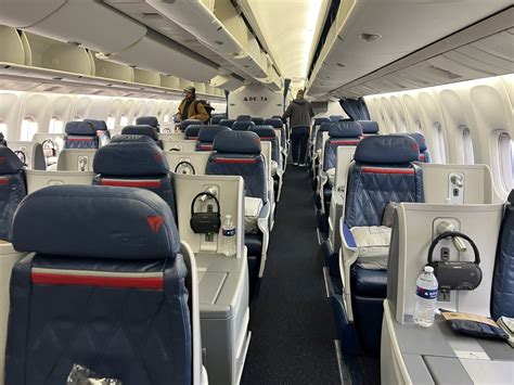 delta boeing 767-300er cabin interior delta one business class seating