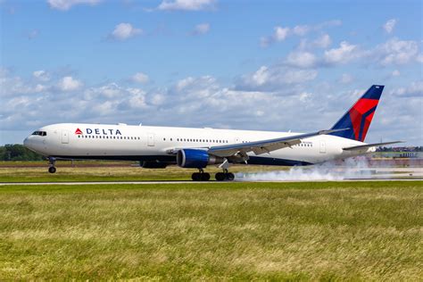 Delta Boeing 767-400ER at New York JFK preparing for Edinburgh transatlantic flight