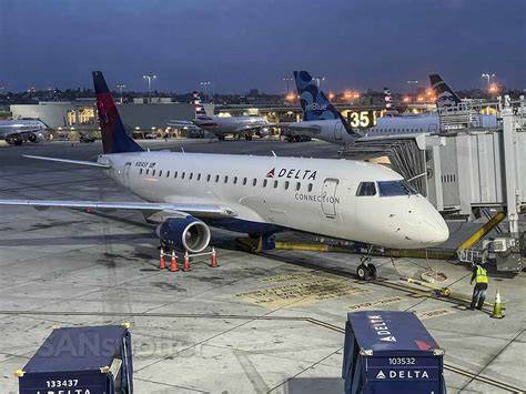Delta Connection Embraer E175 at Orlando International Airport during peak Christmas holiday operations