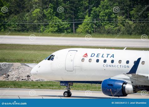 delta regional jet taxiing at memphis airport in 2024