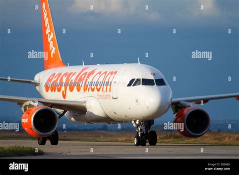 easyJet Airbus A320 taxiing silently at Schiphol with autonomous towing system