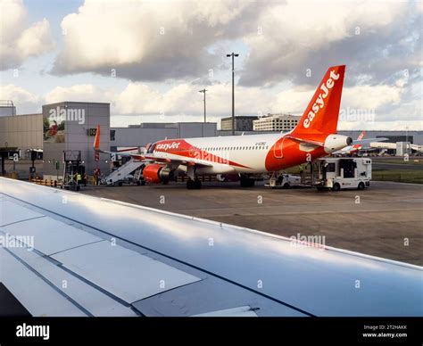 easyJet aircraft Gatwick Airport turnaround operations