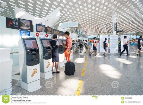 Emirates flight crew at Shenzhen Bao’an International Airport following the inaugural Dubai-Shenzhen arrival