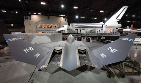 Engineers briefing YF-23’s stealth planform and engine layout at Edwards AFB