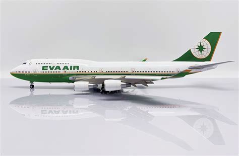 EVA Air Boeing 747-400 with the 1992-2001 livery in flight