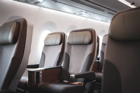 Example of a Starlux premium cabin multi-course meal service