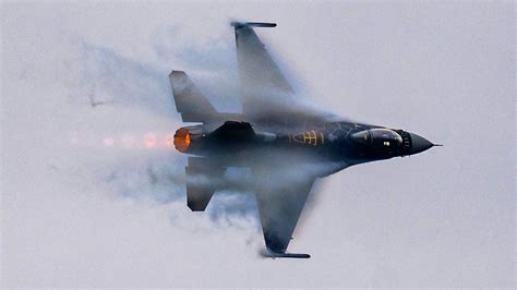f-16 aerobatic maneuvers
