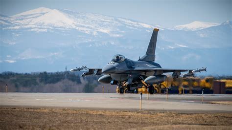 F-16 engaging enemy aircraft