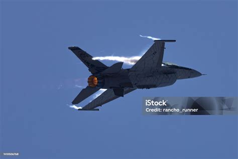 F-16 Fighting Falcon performing high-G maneuver airshow