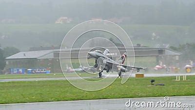 f-16 landing on wet runway