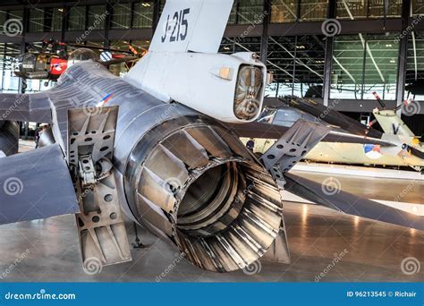 f-16 loan exhaust nozzle