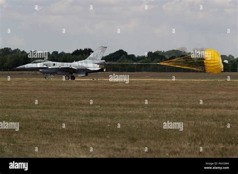 f-16 using drag parachute for braking