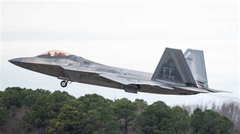 F-22 pilot’s report on UFO intelligent flight patterns, synchronized maneuvers