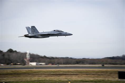 F-22 Raptor at 2023 NAS Oceana Air Show, showcasing America’s aging but still dominant stealth fighter