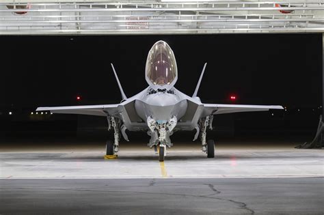 F-35 fighter jets operating in a networked formation with data sharing