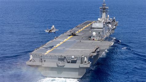 F-35B landing aboard Japan’s Izumo-class destroyer, showcasing international deployment