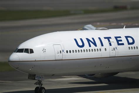 faa and ntsb investigators review united ua32 emergency landing data