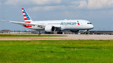 FAA safety briefing underway with American Airlines 787-9P crew at Chicago O’Hare gate area