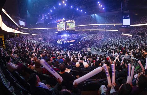 fans entering allen texas arena for league of legends championship