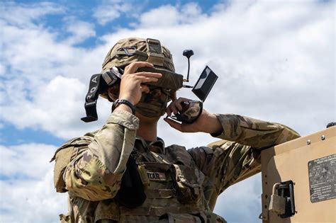 federal airspace operators using real-time drone database in control center