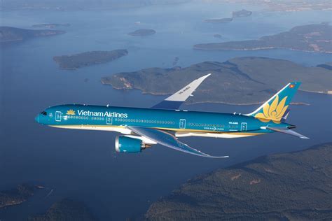 Frequent flyers from Vietnam Airlines and China Southern checking into VIP lounge services