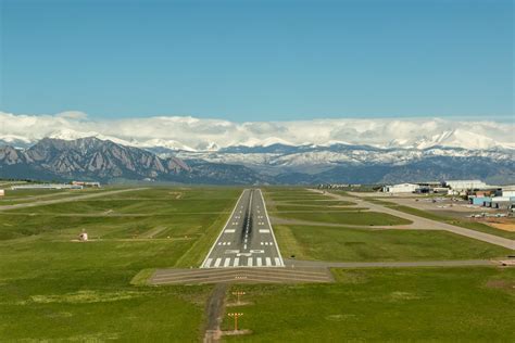 Front Range Heli team and aircraft lineup in front of Rocky Mountains horizon