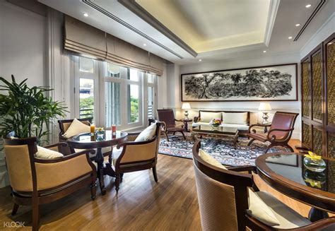 fullerton hotel straits club changi exclusive lounge area